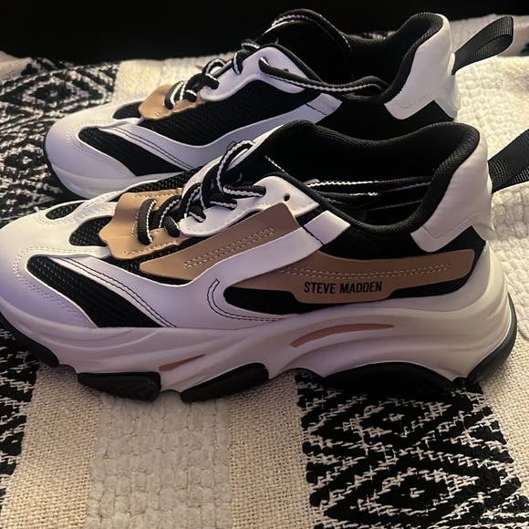 “NEW” - Steve Madden Sneakers- W8 - Picture 3 of 6